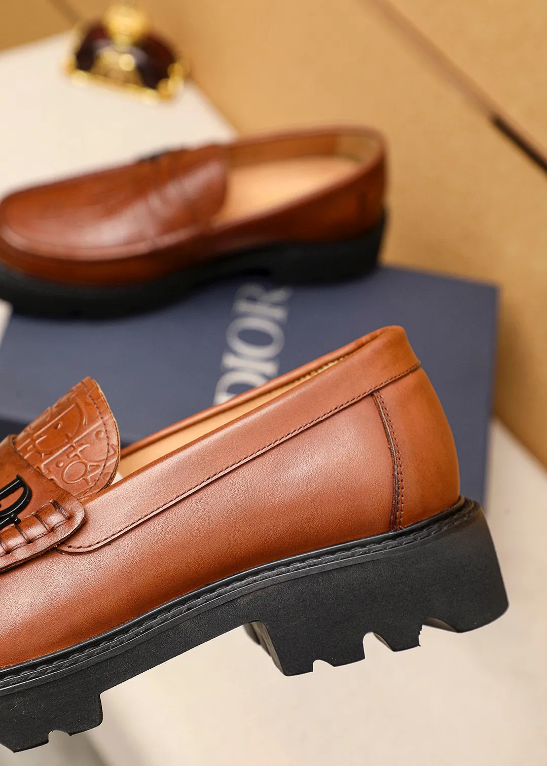 Men's shoes 💰480 💐 Product trademark: Dior "Dior" casual leather shoes Regular size: 39-44 (45🉑️customized) Product materials: Selected Italian imported first-layer calfskin embossed upper + classic hardware buckle, imported water-dyed 🐂 cowhide lining. Strong three-dimensional visual effect, original outsole color: 1⃣️color optional
